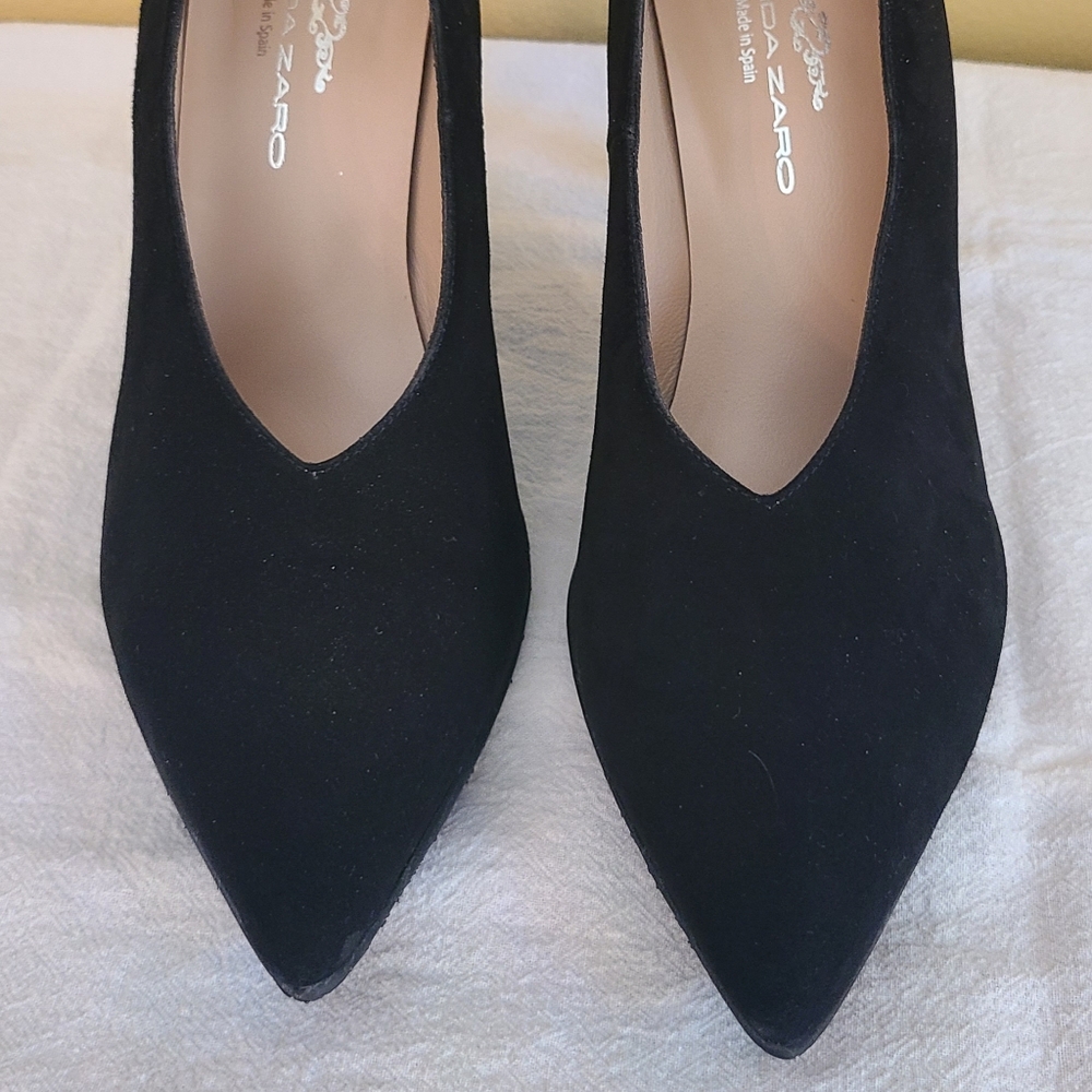 Brenda Zaro black suede pump V cut  size 8